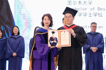 陸賢校長給學(xué)生頒發(fā)畢業(yè)證書